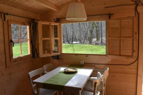 Beim Frühstuck aussicht auf dem Bach und Wald