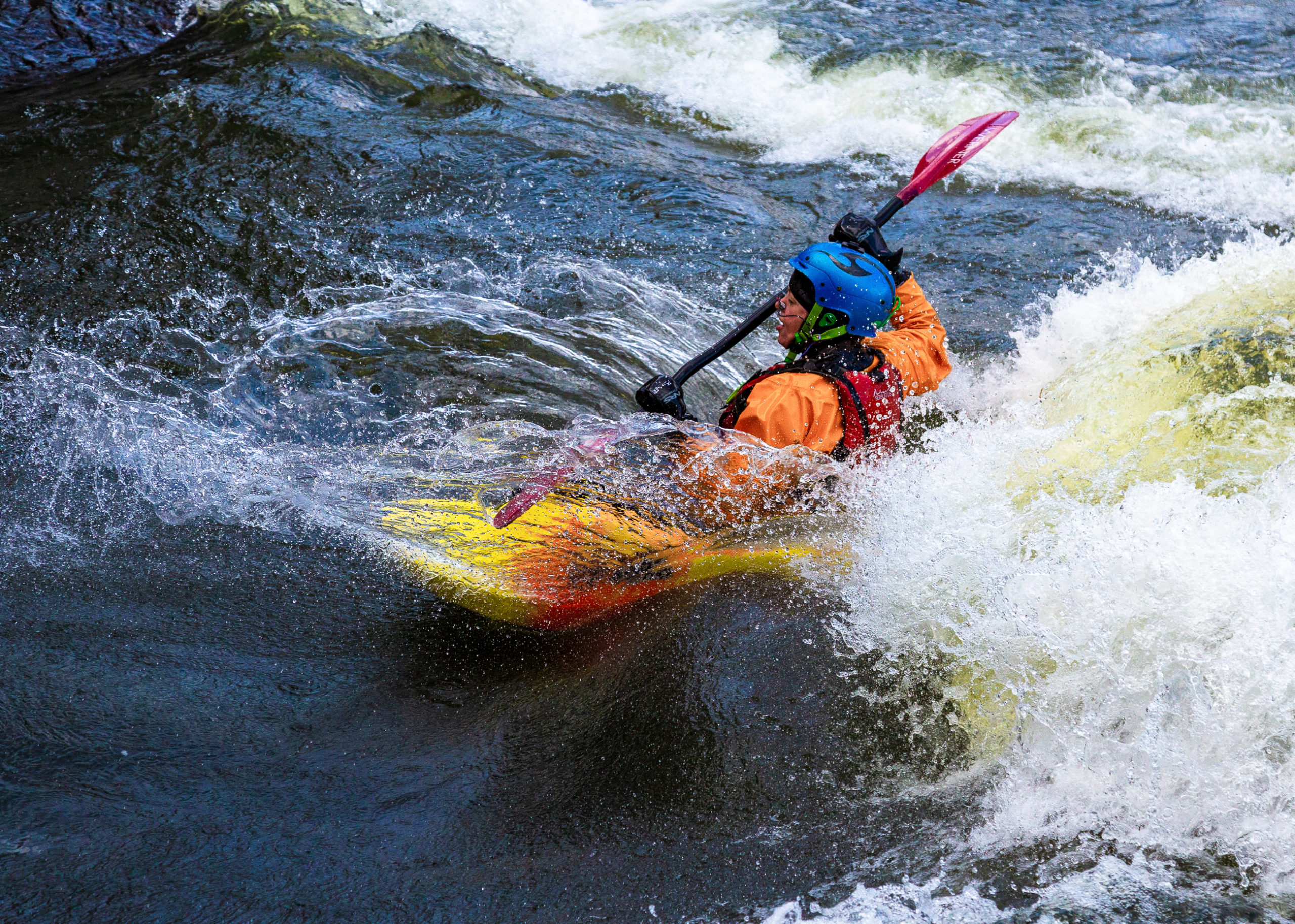 Kajakpaddling under Norrbro – en lekplats för vuxna