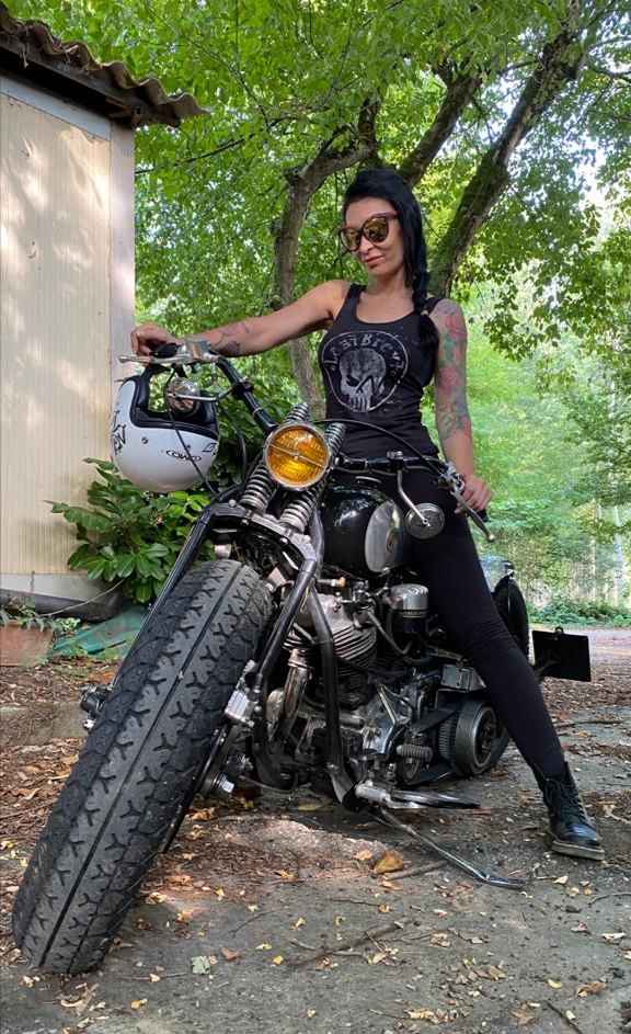 La “regina” delle Harley Davidson è di Broni. Genny Ongaro è una delle  poche donne in Italia in grado di guidare un Bobber Custom – oltrepolombardo