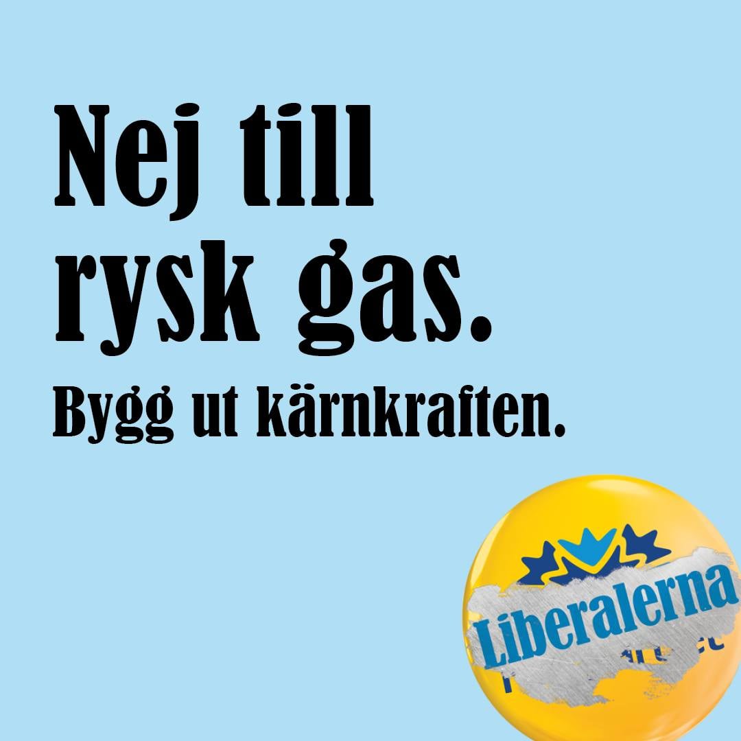 En gammal Folkpartiaffisch med texten "Nej till rysk gas. Bygg ut kärnkraften." En ny L-logga har lagts över FP:s gamla blåklint som skymtas bakom
