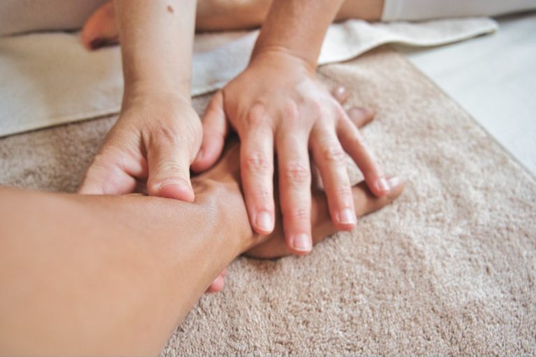 basta-massagen-helsingborg-triggerpunkt-behandling-avslappning-friskvardshuset-unsplash