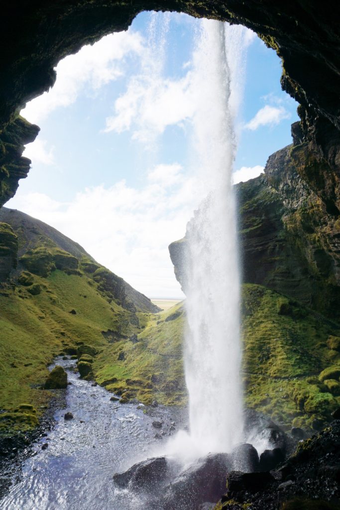 One Second-One Second-Les 10 meilleurs endroits secrets d'Islande à ne pas manquer - Cascade cachée (Kvernufoss) et petite randonnée vers Skógafoss-vue de derrière la cascade