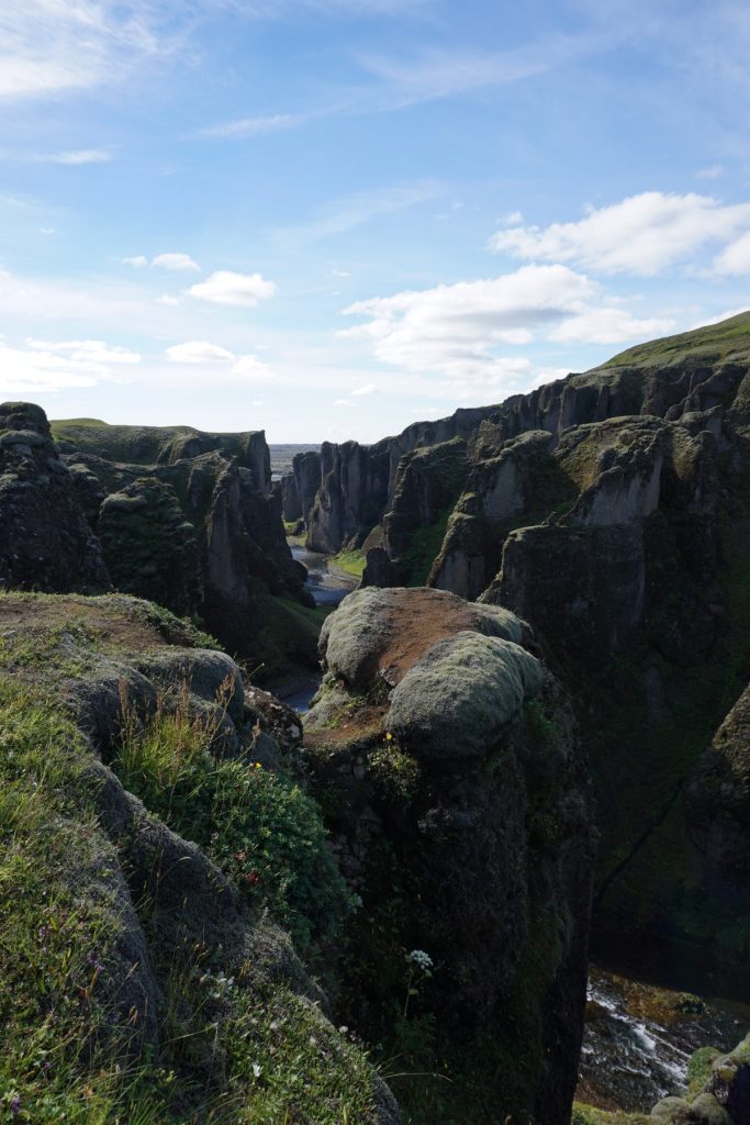 One Second-One Second-Les 10 meilleurs endroits secrets d'Islande à ne pas manquer -Fjaðrárgljúfur le sinueux canyon -vue d'en haut