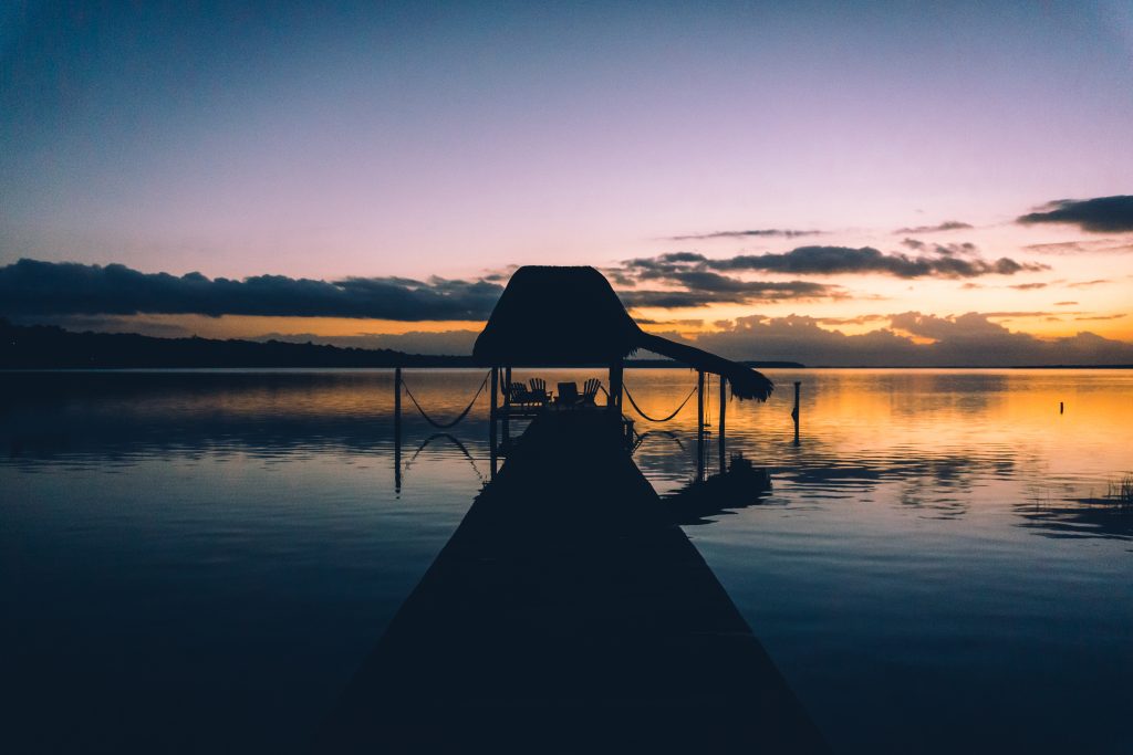 Premières lumières du jour au dessus de la lagune de Bacalar - Yucatán - One Second Journal