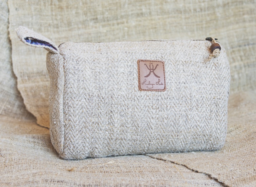 Coolest sustainable gifts - One Second Journal - Himalayan Made - Ethical toiletries pouch