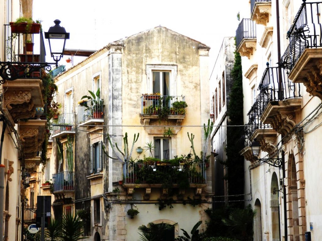 typical-street-achitecture-syracuse-sicily