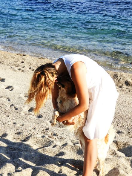 scodi-neri-corsica-beach-dog