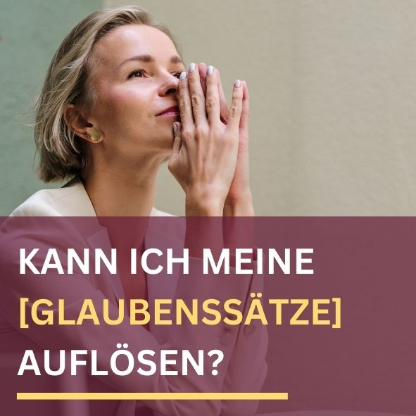 Frau schaut nachdenklich, die Hände vor dem Gesicht gefaltet. Text: Kann ich meine Glaubenssätze auflösen?