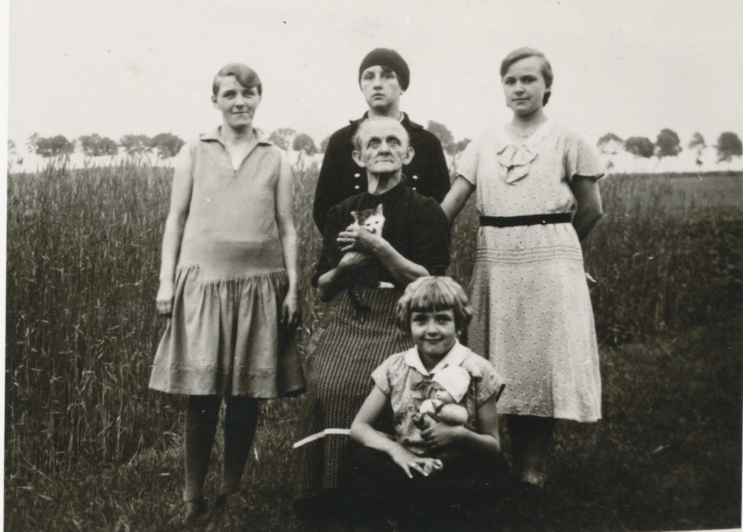 Lina mit ihren zwei Schwestern, davor sitzend Anna Lina und meine Oma.