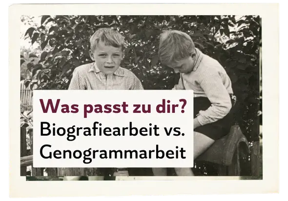 ein altes schwarz-weiß-Foto, das zwei etwa 10jährige Jungs zeigt. Darübergelegt der Text: Was passt zu dir? Biografiearbeit vs. Genogrammarbeit
