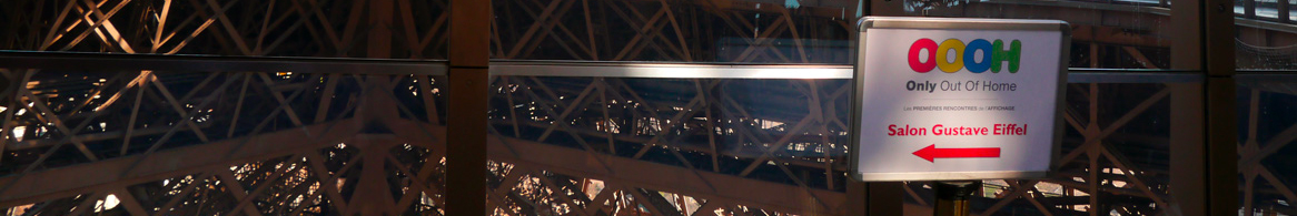 Signalétique OOOH sur la Tour Eiffel