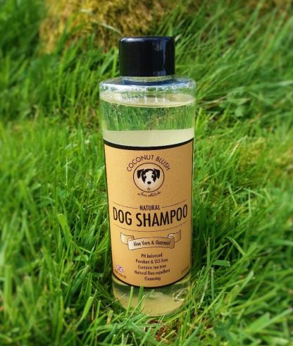 This Handmade Natural Vegan Dog Shampoo - Aloe Vera And Oatmeal - 200ml is made in the heart of the Peak District by a multi award winning specialist! - Suberb mild cleanser containing moisturising ingredients.  Aloe Vera is great for relieving itchiness and is soothing and cooling to the skin - Made with tea tree essential oils which is an excellent antiseptic and natural flea repellant - Made with tea tree and peppermint essential oils for a wonderfully clean scent - Foams and cleanses well - Free from artificial fragrances and synthetic preservatives - SLS and paraben free - No harsh chemicals Ingredients: aqua, mipa laureth sulphate* (mild soap base), decyl glucoside (mild soap base), cocamidopropyl betaine (mild soap base), aloe barbadensis leaf extract (aloe vera water), glycerine, cannabis sativa (hemp oil), hibiscus rosa-sinensis extract (oatmeal extract), phenoxyethanol & caprylyl glycol & chlorophenesin (paraben-free preservative), sodium chloride (salt), melaleuca alternifolia (tea tree essential oil), mentha piperita (peppermint essential oil), lavandula angustifolia (lavender essential oil) *mild soap base (surfactant) derived from coconut. Does not contain SLS.