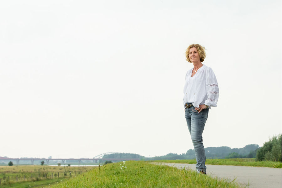 vrouw in landschap