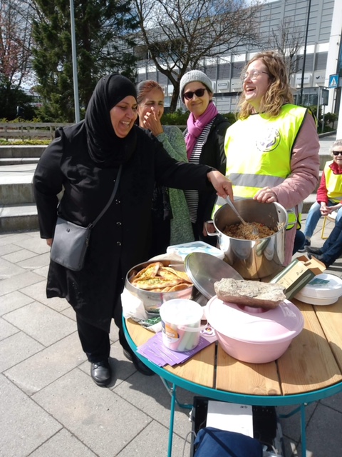 Open Hands For You  var på Hillevåg torg