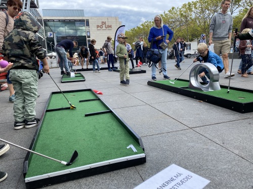 Transportabel minigolf baner fra Opfinderskolen opstillet på Kulturtorvet i Kongens Lyngby