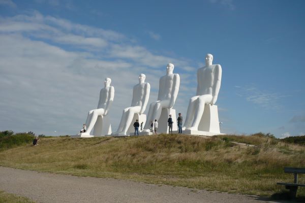 Du kan skue ud over Vadehavet sammen med disse kantede, kolossale mænd ved Esbjerg