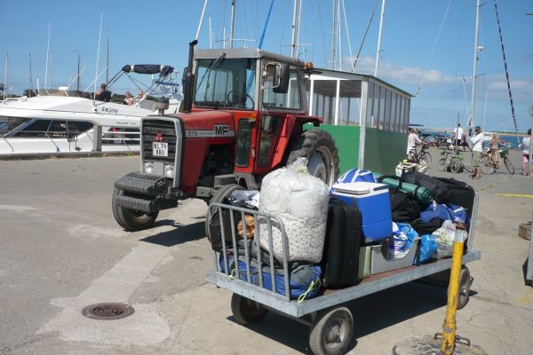 Skal man rundt på øen med bagage, kan man tage en traxa - en traktor med ladvogn.