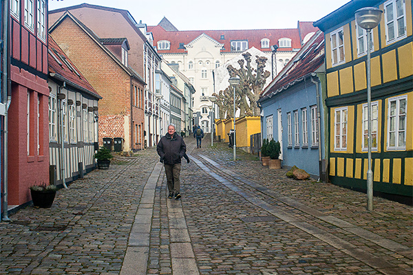 Der er hyggelige stræder omkring klosterkirken