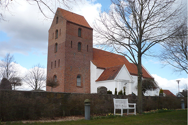 Harlev Kirke og den yndige præstegård ligger nogle kilometer nord for Jeksendalen, hvis du følger Århus Å