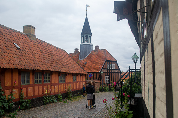 Ebeltoft ligger også i nationalparken og er en af Danmarks bedste bevarede byer.