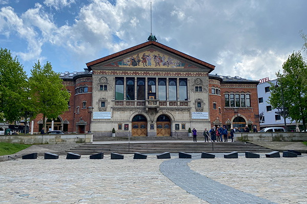 Aarhus Teater er opført i år 1900 af Hack Kampmann.
