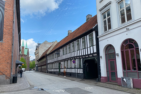 Der er flere velbevarede historiske bygningsværker i midtbyen. Især i Mejlgade, Skolegade og Graven.