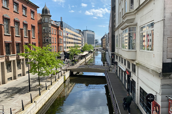 Aarhus Å løber igennem midtbyen og er flankeret af spisesteder.