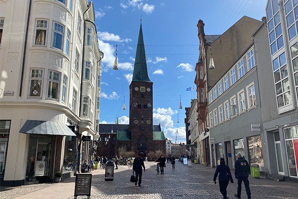 Den enorme domkirke troner ved Store Torv.