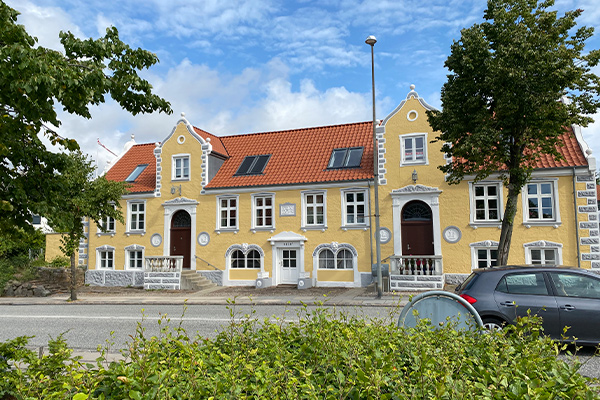Stationsbyen Rønde er et godt sted at starte eller slutte en tur i Mols Bjerge.