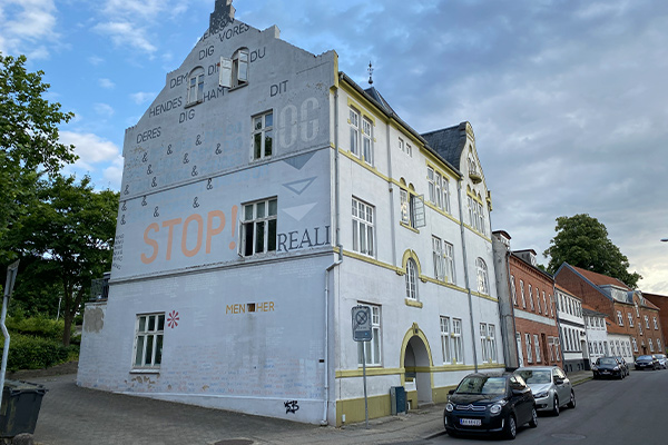 Der er flere gader i Odder med velbevarede byhuse.