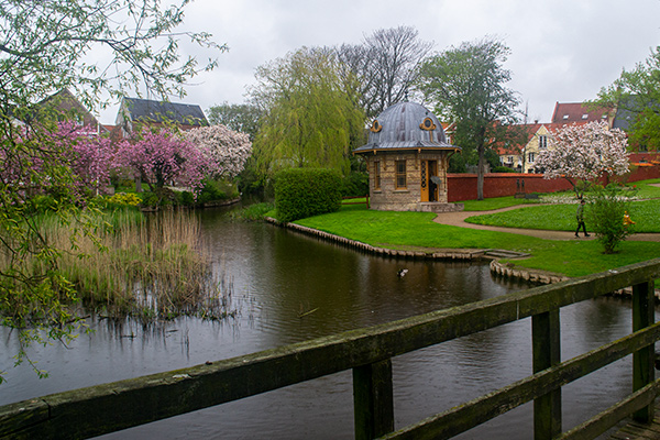 Bag kunstmuseet ligger en hyggelig park med broer og grønne øer.