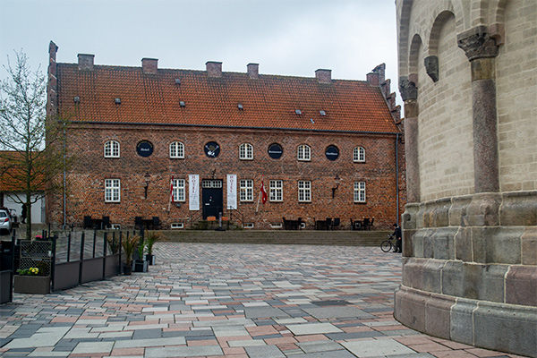 Den gamle arrest på Torvet er i dag omdannet til hotel.