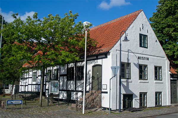 Denne fine købmandsgård huser i dag byens museum.