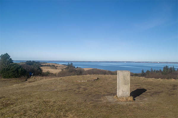 Salgjerhøj er det højeste punkt på Mors. Der er noget nær panoramaudsigt på toppen.