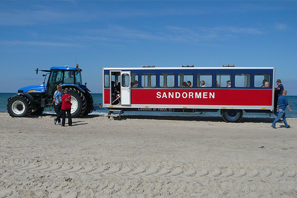 Sandormen fragter turister helt ud til Grenen.