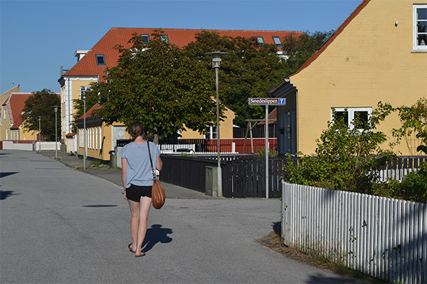 Der er mange smukke gadeforløb i Skagen med gulkalkede huse.