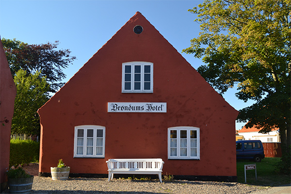 Undtagelsen, der bekræfter reglen. De fleste historiske huse i byen er gule.