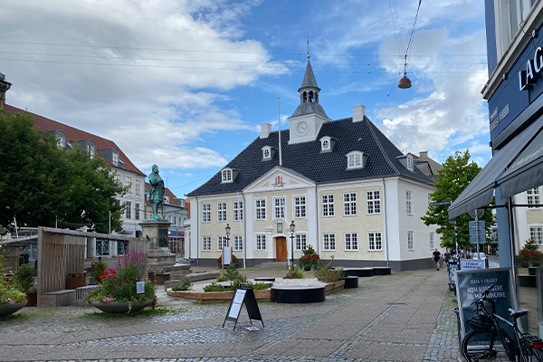 På Torvet ligger byens gamle rådhus