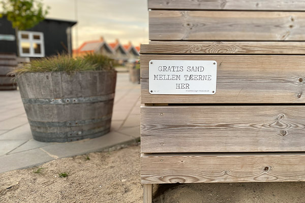 Der er en lille strand og lystfiskerhavn ved Hejlsminde