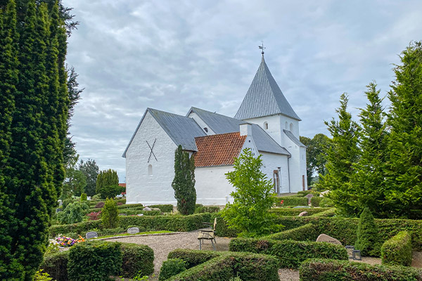 Hejls Kirke ligger på vejen rundt om noret