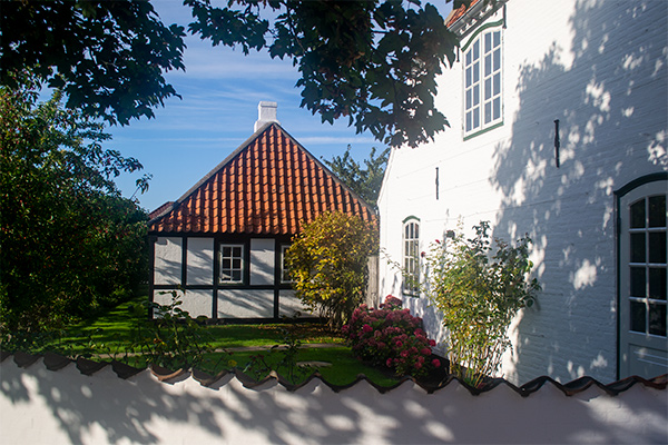 Det er en fornøjelse af slentre op og ned ad Storegade og Slotsallé og se på huse