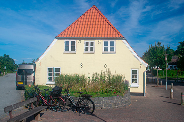 Der står en del velbevarede huse rundt omkring i byen.