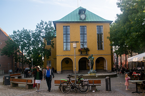 Rådhuset i gågaden er opført i 1930erne i nyklassicistisk stil.