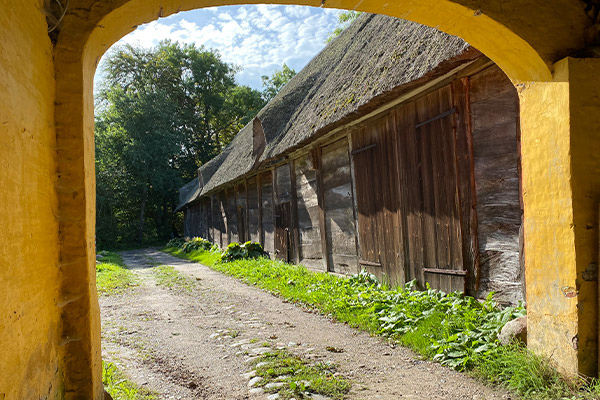 Nogle få hundrede meter fra Christiansfeld ligger Tyrstrup Gamle Præstegård, der byder på en gammel bullade fra 1668.