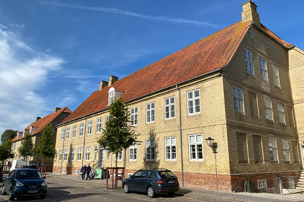De elegante, gule huse står i lige rækker på Nørregade og Lindegade.