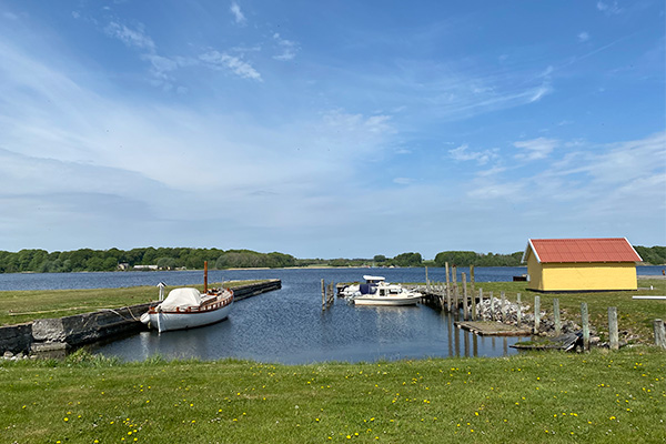 Idyllisk havn med fjordkig ved Dania