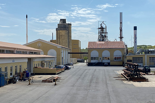 De tidligere cementfabrikker ved Dania danner nu ramme om forskellige mindre erhverv.