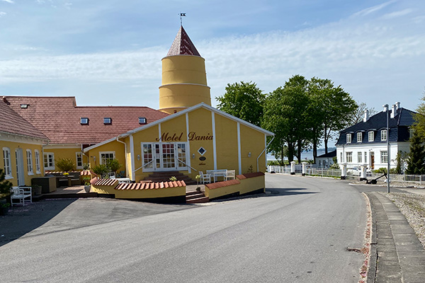 Der findes et lille motel i området. Kig efter det spøjse tårn.