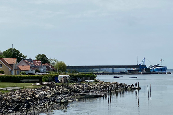 Cementfabrikkens tidligere udskibningshavn bliver nu brugt af saltfabrikken Azko Nobel.