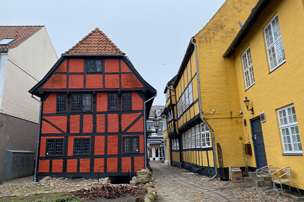 Det fine røde bindingsværkshus er fra 1589 og regnes for byens ældste borgerhus.